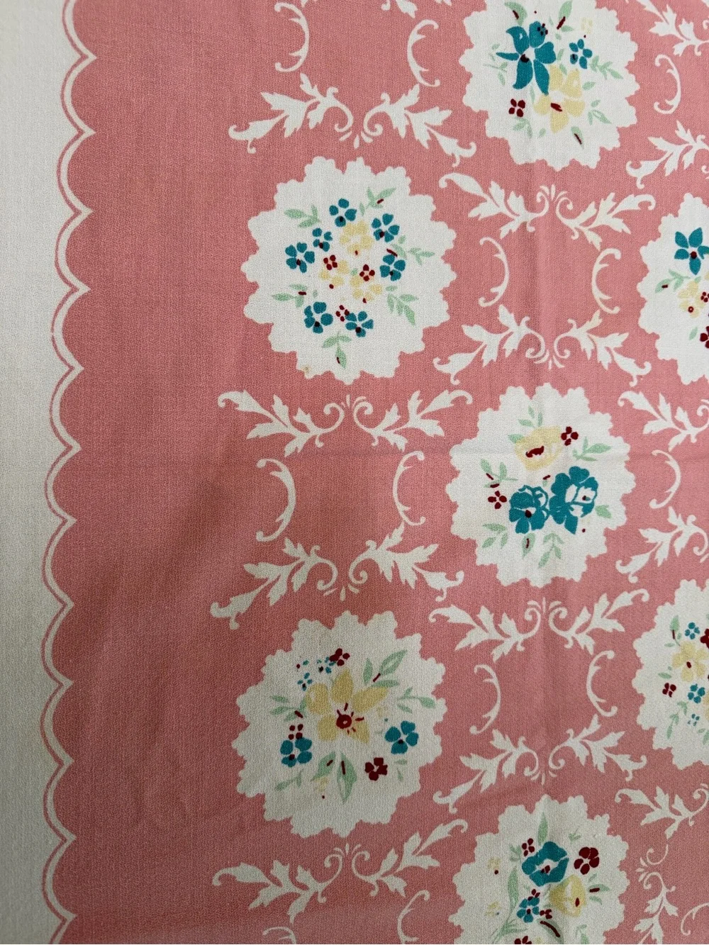 πΈ Gorgeous Vintage Mid-Century Floral Tablecloth πΈ - Picture 3 of 5